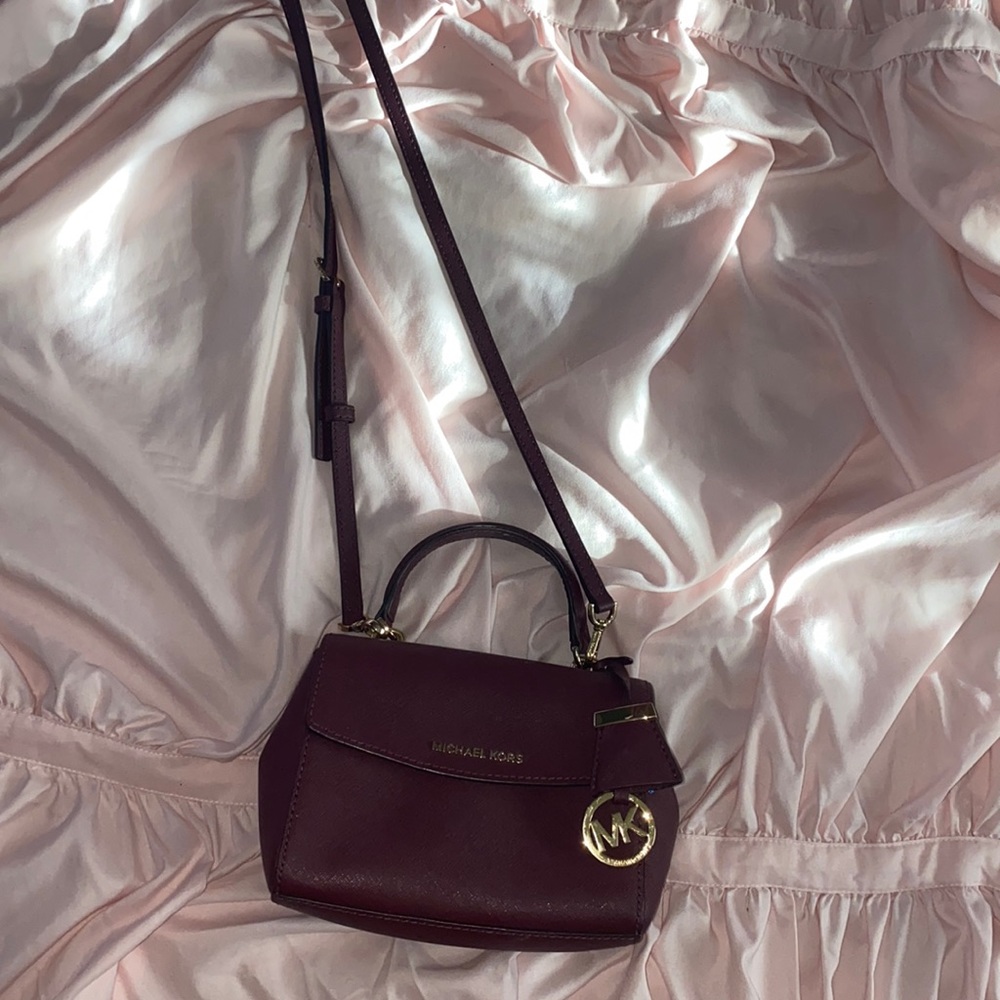 Magenta color shoulder bag.